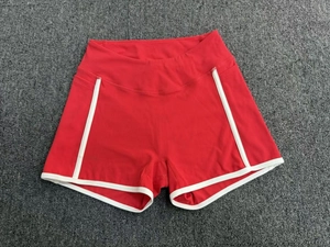 Gros plan du short de yoga taille haute avec poches et liserés blancs contrastants
