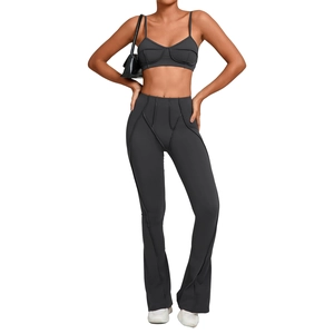 Ensemble de yoga gris foncé avec brassière courte et legging évasé à taille haute