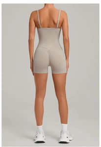Détails des bretelles croisées et couture push-up fessier sur combishort beige