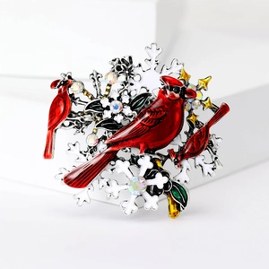 Élégante broche d'oiseau cardinal avec des flocons de neige et des strass pour l'hiver