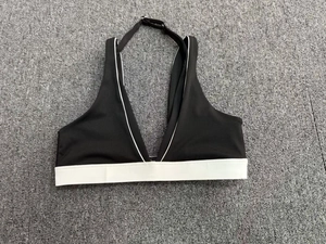Détail de la brassière de yoga dos nu bicolore avec col en V et bande de soutien blanche