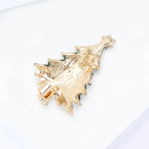 Vue détaillée du dos d'une broche sapin de Noël avec épingle et fermoir de sécurité