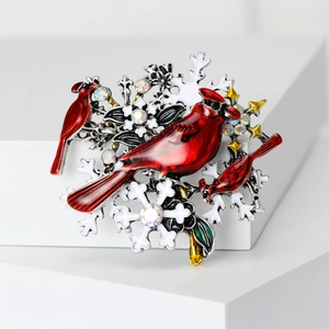 Magnifique broche oiseau cardinal rouge avec flocons et cristaux sur blocs blancs