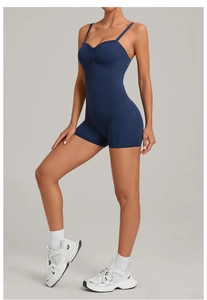 Détail d'une combinaison de yoga bleu foncé avec fronces et poches latérales utiles