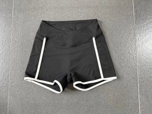 Détails du short de yoga taille haute avec bordures blanches contrastées et poches latérales