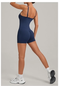 Détail du body de yoga bleu foncé avec poches latérales et design froncé fessier