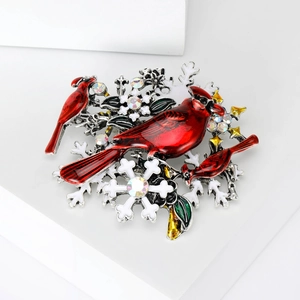 Exquise broche cardinal rouge avec flocons de neige blancs et cristaux colorés