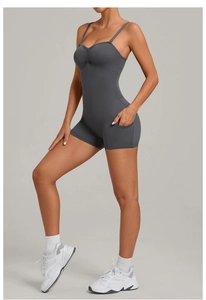 Détail de la combinaison de sport avec poches latérales et décolleté froncé