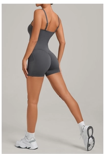 Détail du combishort de yoga gris foncé montrant le fessier froncé et la poche