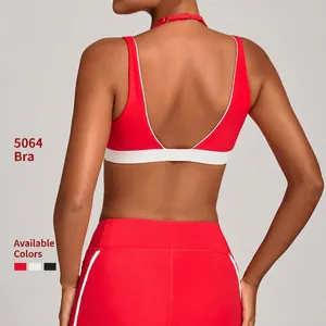 Brassière de sport yoga rouge dos nu avec bordure blanche contrastée vue de dos sur mannequin