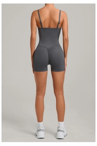 Détail du froncé push-up et du dos nageur sur une combinaison de yoga gris anthracite