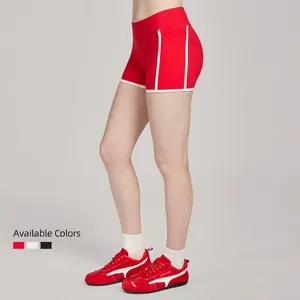 Short de yoga rouge à taille haute avec poches latérales et bordures blanches contrastées