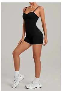 Détail d'un body de yoga noir sans manches avec fines bretelles et tissu élastique aéré