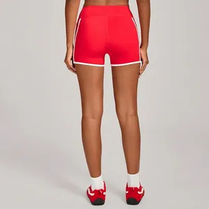 Short de yoga rouge taille haute avec poches latérales et bordures blanches contrastées femme