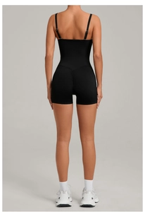 Détail d'un combishort de sport noir avec fines bretelles et design fesses froncées