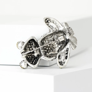 Vue arrière détaillée de la broche grenouille vintage en argent avec épingle