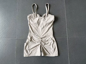 Détail de la taille froncée et des poches latérales sur ce combishort de yoga beige