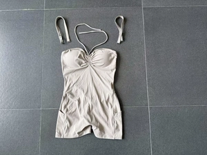 Détail d'une combinaison de yoga beige avec poitrine froncée et bretelles amovibles
