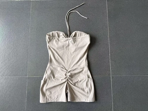 Vue détaillée du combishort de yoga licou beige avec poches latérales et taille froncée