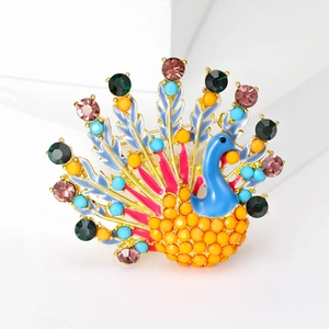Broche paon colorée ornée de strass brillants sur un support blanc minimaliste