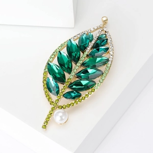 Elegante spilla a foglia dorata con cristalli marquise verdi e perla su pietra