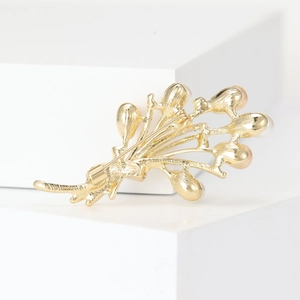 Élégante broche bouquet dorée avec perles d'eau douce pour costumes et robes de femme