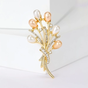 Élégante broche bouquet de perles dorée ornée de zircons blancs scintillants