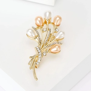 Broche bouquet dorée élégante avec perles d'eau douce et cristaux de zircone brillants