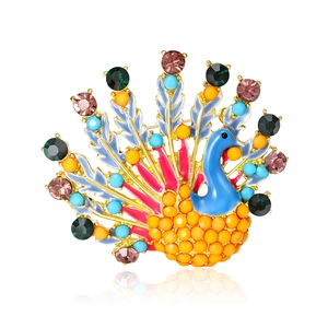Broche paon exquise aux strass colorés et émail vibrant sur un support en métal doré