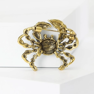 Rückansicht der kreativen Krabbenbrosche in Vintage-Goldlegierung mit Metalldetails und Verschluss