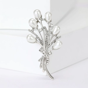 Broche bouquet de fleurs argentée élégante avec perles d'eau douce et strass brillants