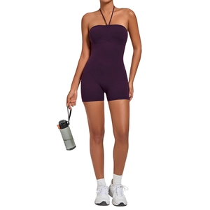 Vue de face d'un combishort de yoga dos nu violet foncé avec poches et coupe ajustée