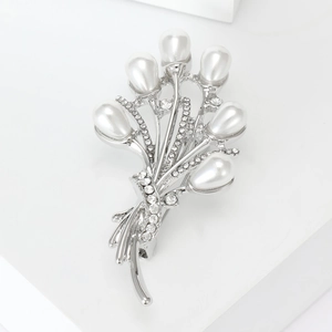 Élégante broche bouquet de fleurs en perles d'eau douce argentées et strass scintillants