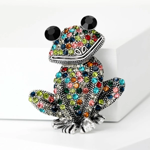 Détail de la broche grenouille avec strass colorés sur une base en métal argenté