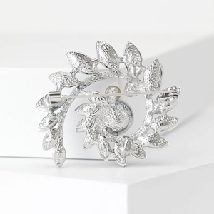 Spilla corona di ramoscello d'ulivo argento con strass e texture satinata