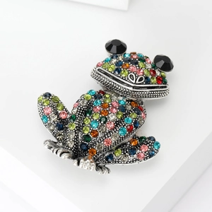 Vue détaillée d'une broche grenouille ornée de strass multicolores et de grands yeux noirs