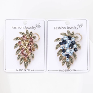 Vue détaillée de broches en cristal en forme de grappe, rose et bleu sur cartes