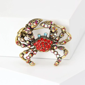 Crab-Brosche aus Vintage-Gold mit roten und AB-Kristallen auf weißem Hintergrund