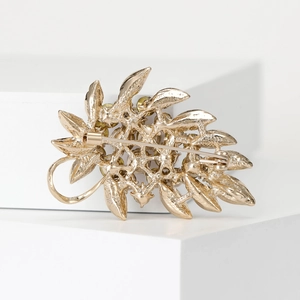 Élégante broche grappe de raisin en strass avec feuilles dorées sur bloc d'exposition