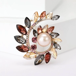 Dettaglio della spilla a spirale con perla rosa e cristalli a taglio marquise