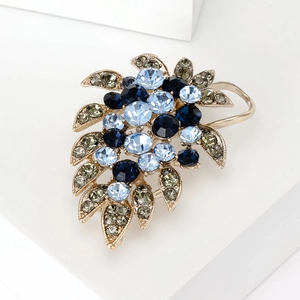 Broche élégante en forme de feuille de vigne dorée avec cristaux bleus et champagne