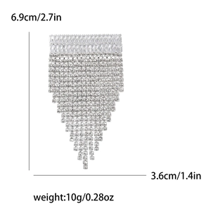 Détail macro de broche à pampilles en diamants scintillants avec specs en pouces et g