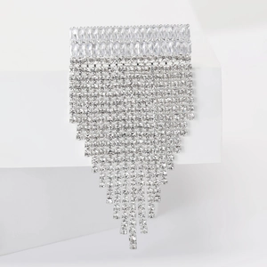 Détail d'une broche argentée avec des franges de cristal étincelantes et pierres carrées
