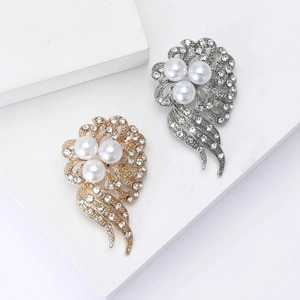 Elegant Alloy Flower Brooch With White Imitation Artificial Pearls And Sparkling Rhinestones For Women Wedding Party Jewelry Accessory