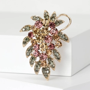 Broche grappe élégante en alliage doré avec cristaux colorés sur un support blanc pur