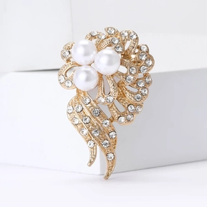 Elegant floral pearl brooch with gold metal base and rhinestones for women shawls