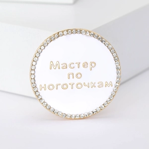 Broche ronde russe Maître des Ongles blanche avec cristaux étincelants et cadre doré