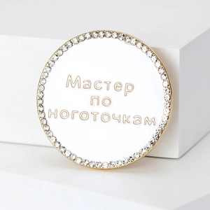 Gros plan sur la broche ronde émail blanc pour prothésiste ongulaire avec strass brillants