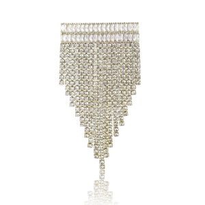 Broche à pompons dorée élégante avec des strass étincelants et des franges en cristal