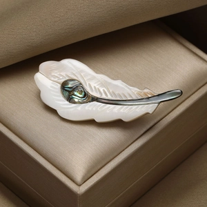 Élégante broche plume en nacre blanche avec centre en nacre d'abalone irisante
